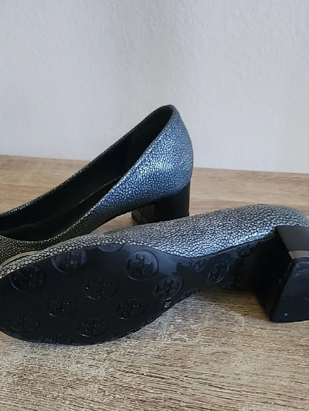 Tory Burch Green Pebbled Leather Pumps with Logo Medallion